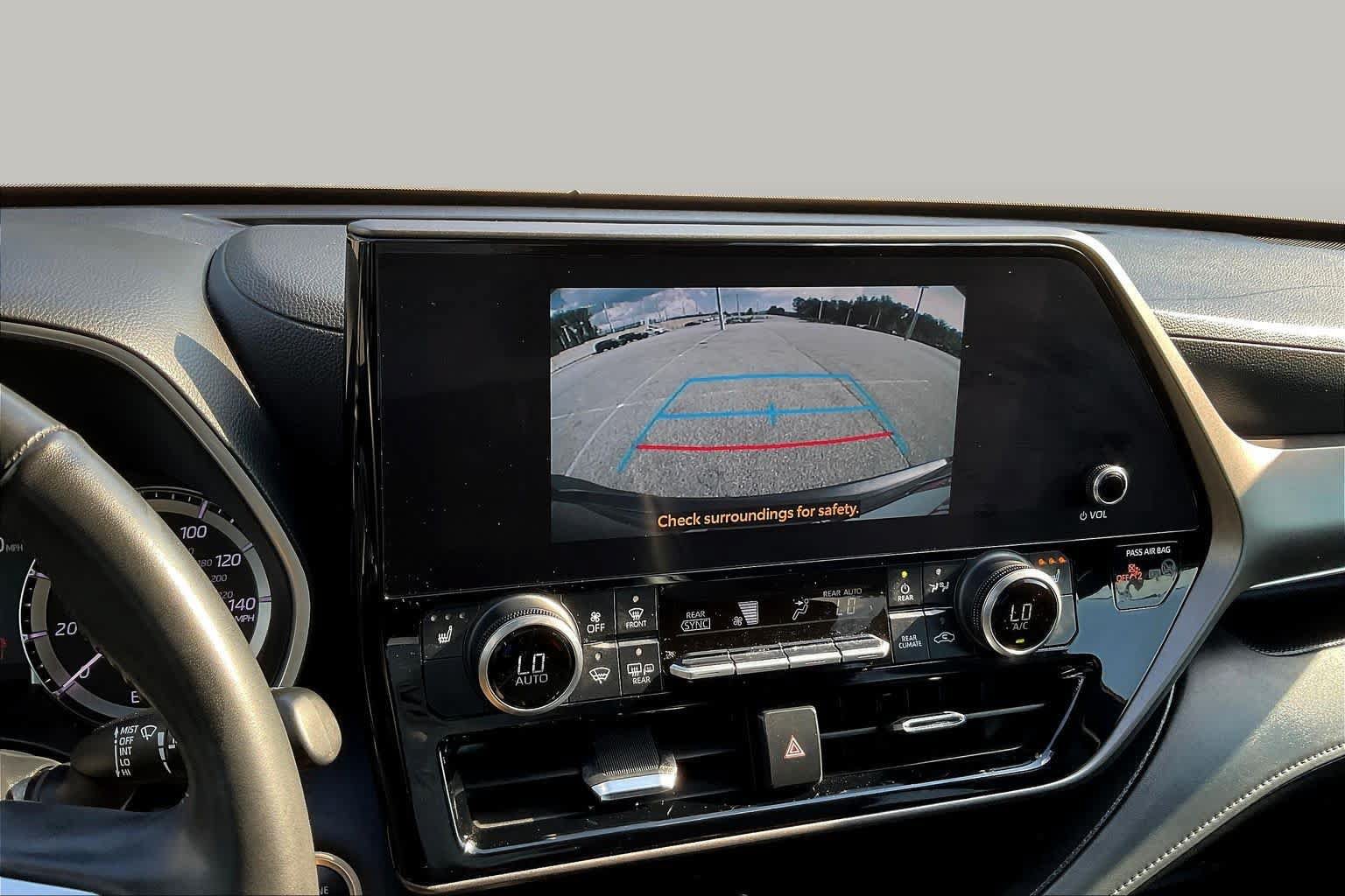 Used 2024 Toyota Highlander XLE FWD image 27