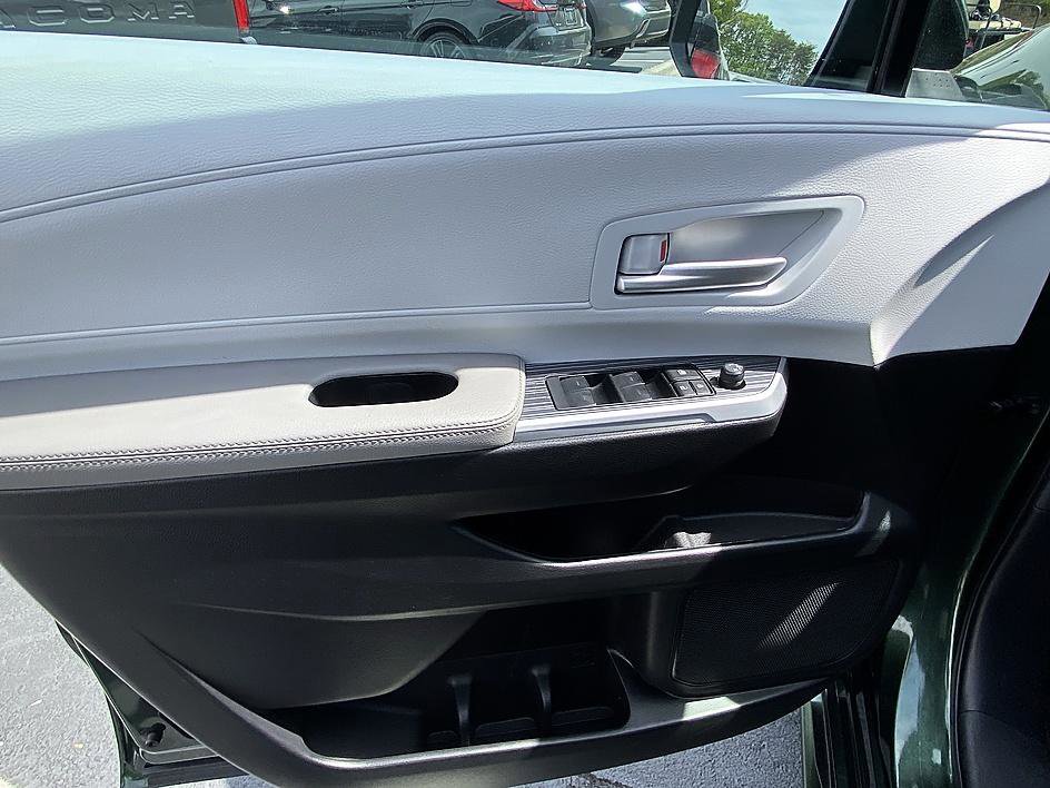Certified 2025 Toyota Sienna XLE FWD image 9