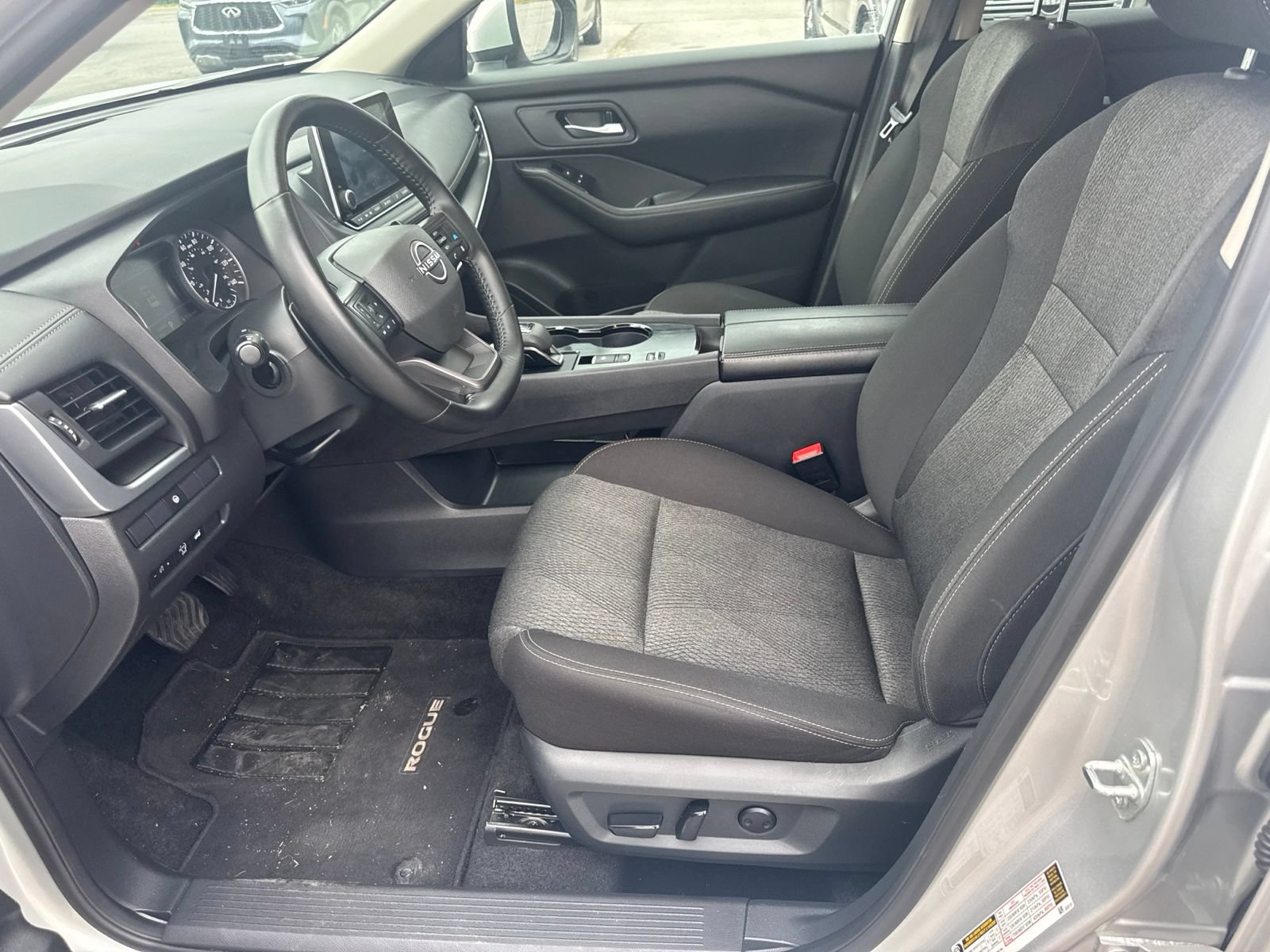 Used 2025 Nissan Rogue SV FWD image 12
