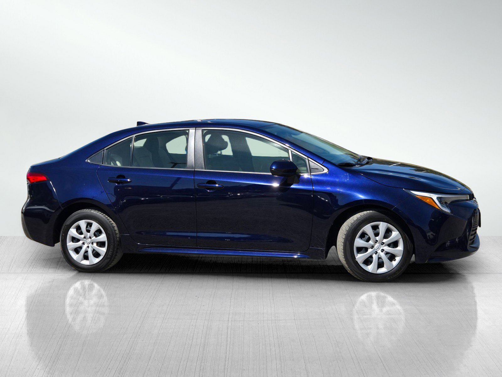 Used 2023 Toyota Corolla LE image 3