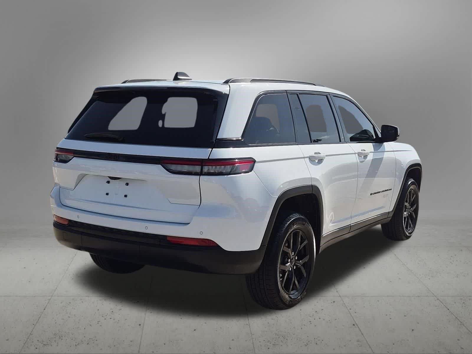 Used 2025 Jeep Grand Cherokee Altitude RWD image 6