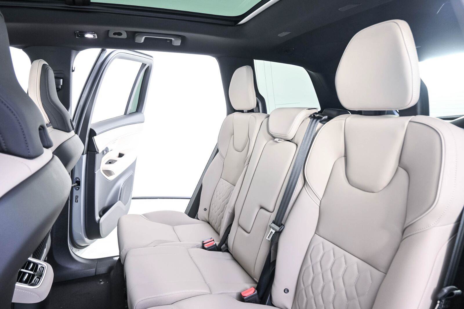 New 2026 Volvo XC90 B6 Plus w/ Protection Package Premier AWD/4WD image 19