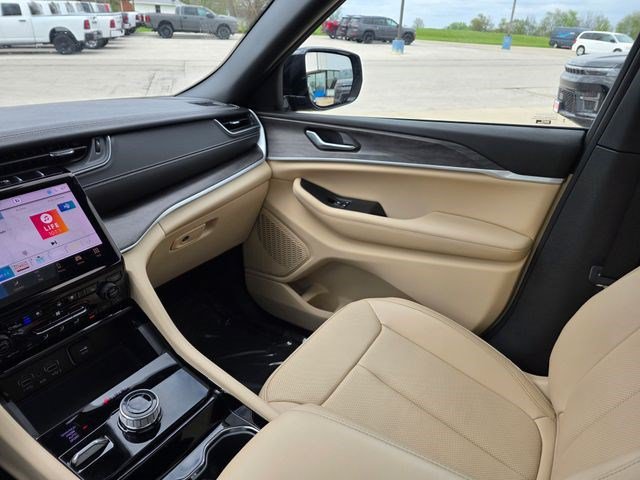 Certified 2023 Jeep Grand Cherokee Limited w/ Luxury Tech Group II AWD/4WD image 40