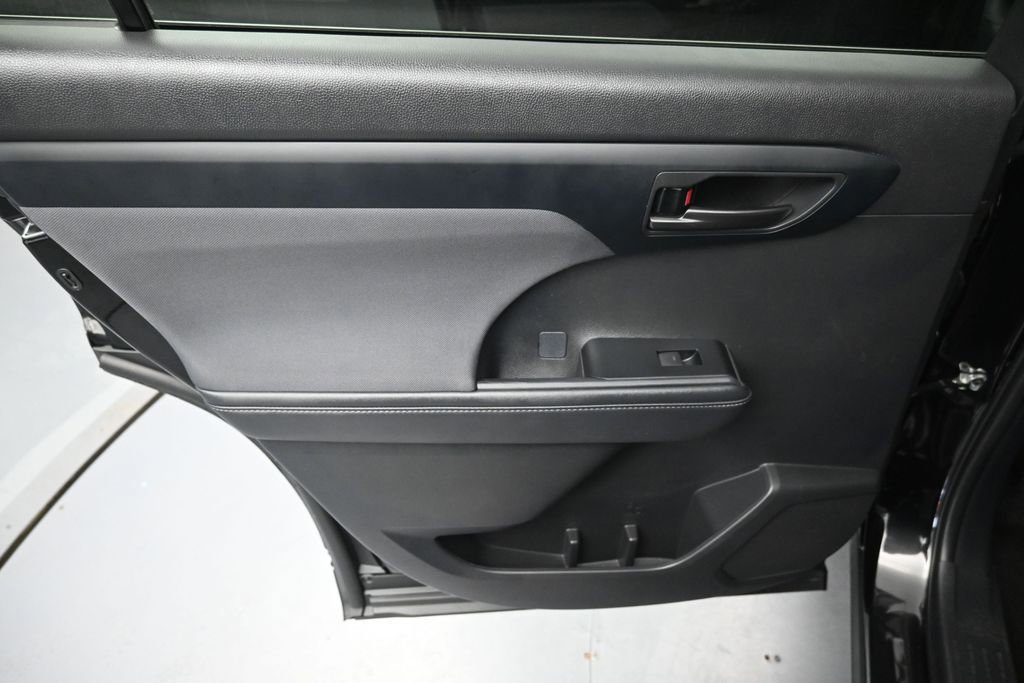 Used 2025 Toyota Highlander LE FWD image 28