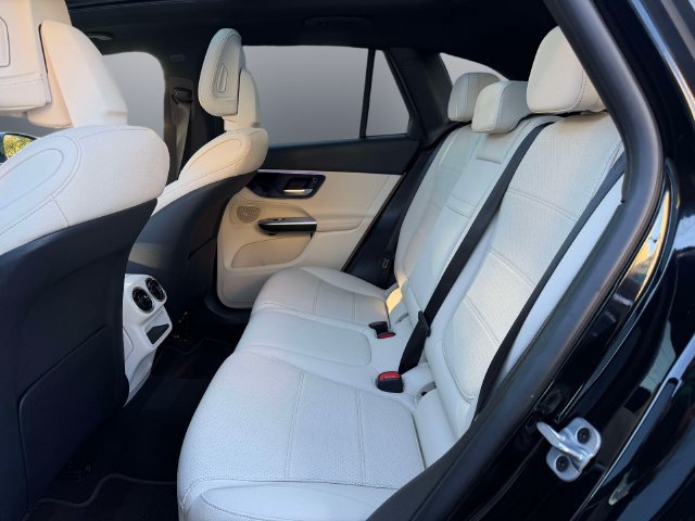 Used 2025 Mercedes-Benz GLC 300 4MATIC image 12