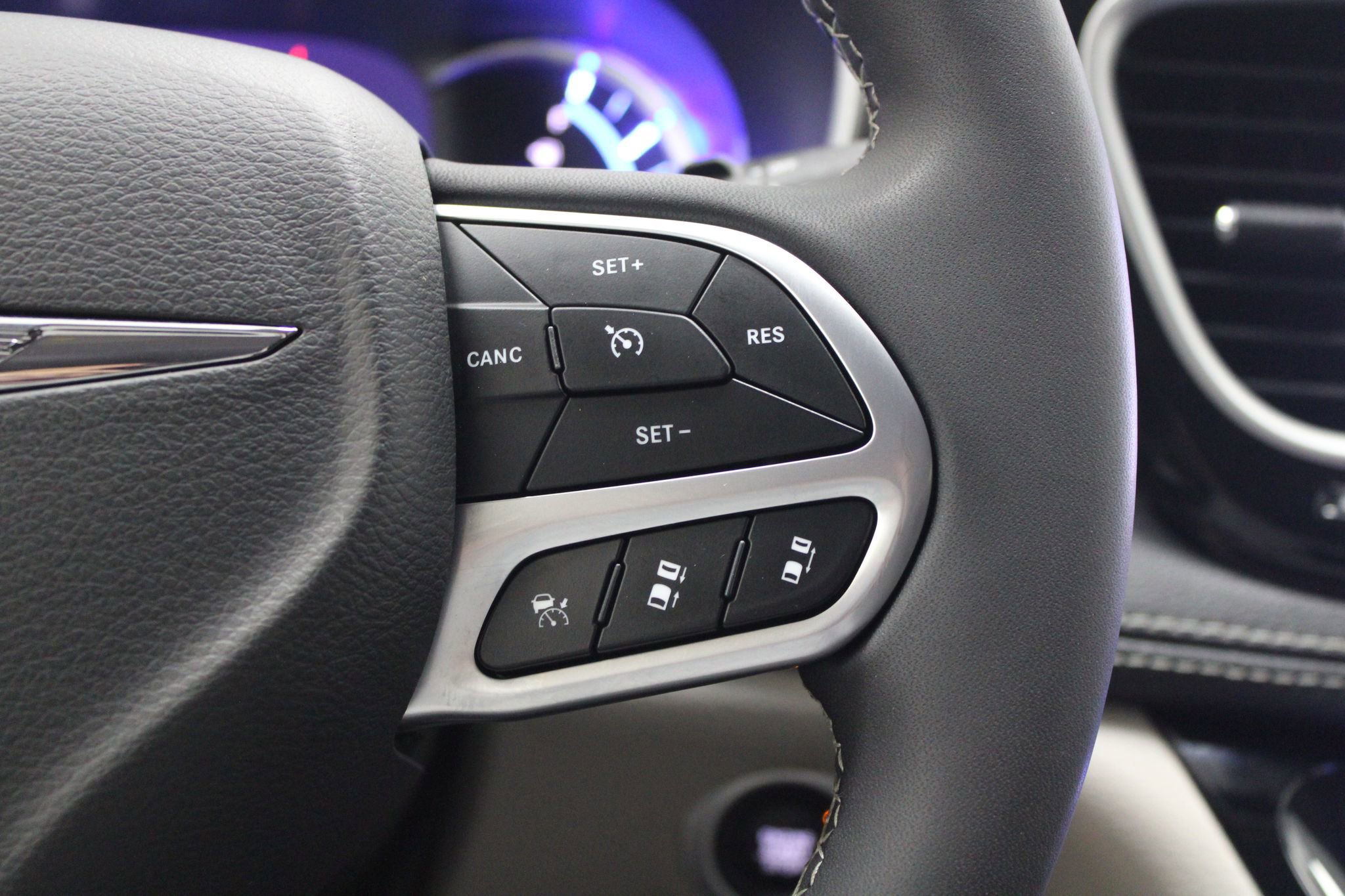 Used 2024 Chrysler Pacifica Select image 39