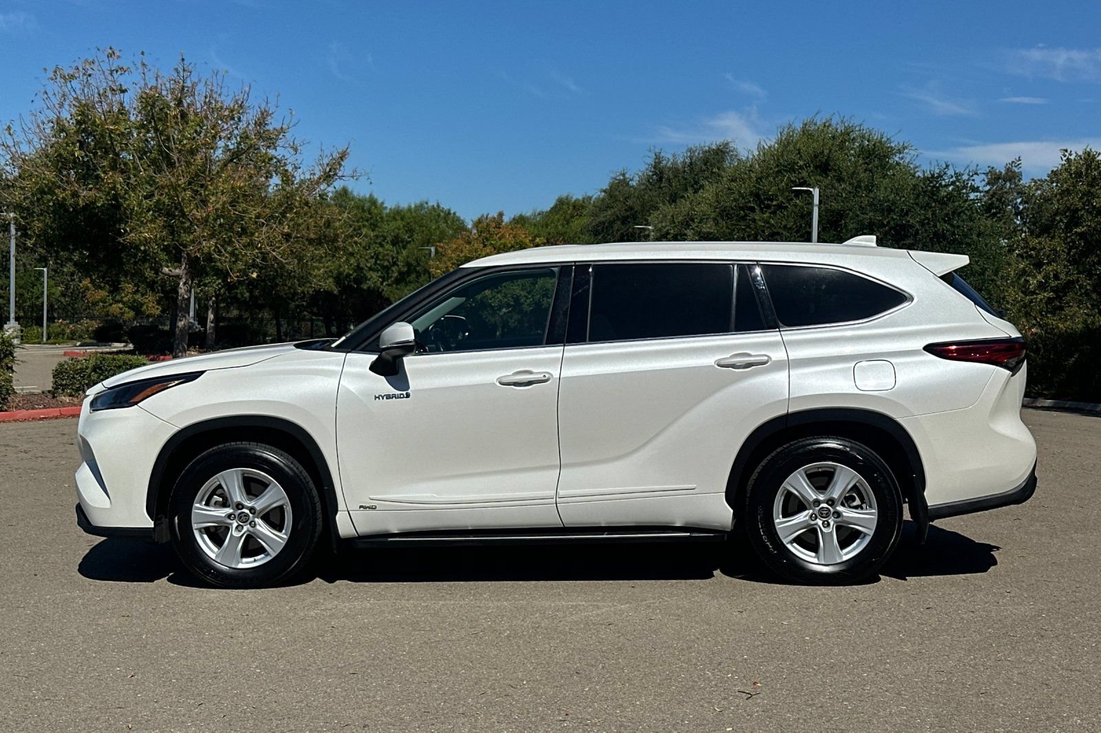 Used 2021 Toyota Highlander LE AWD/4WD image 7