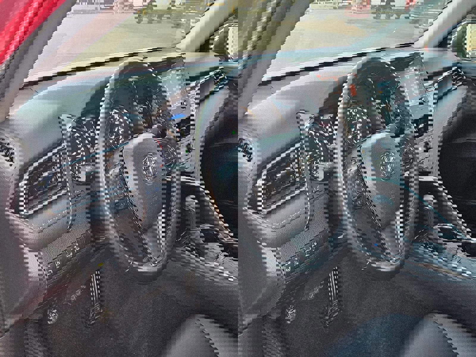 Used 2024 Toyota Camry SE image 10