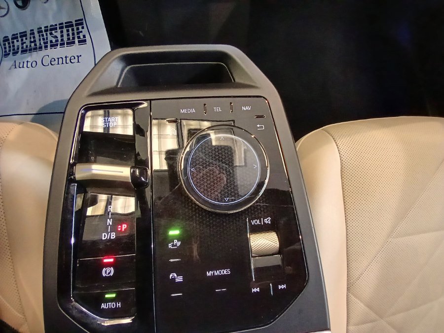 Used 2023 BMW iX xDrive50 w/ Sport Package image 9