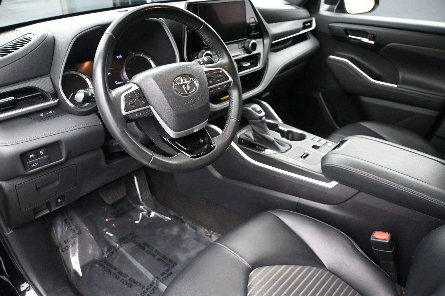 Used 2023 Toyota Highlander XSE FWD image 2
