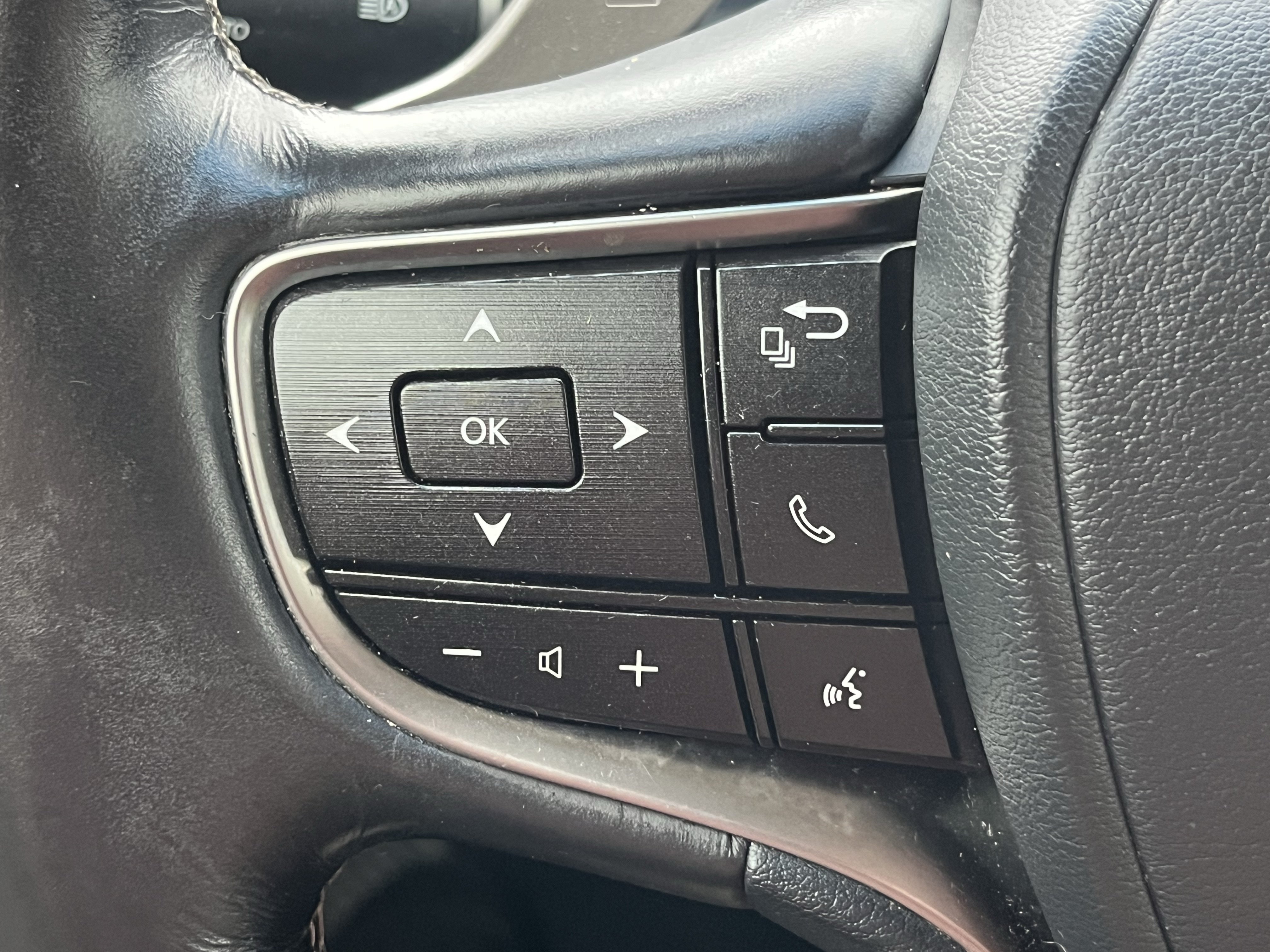Used 2019 Lexus ES 300h Ultra Luxury w/ Accessory Package 2 FWD image 18
