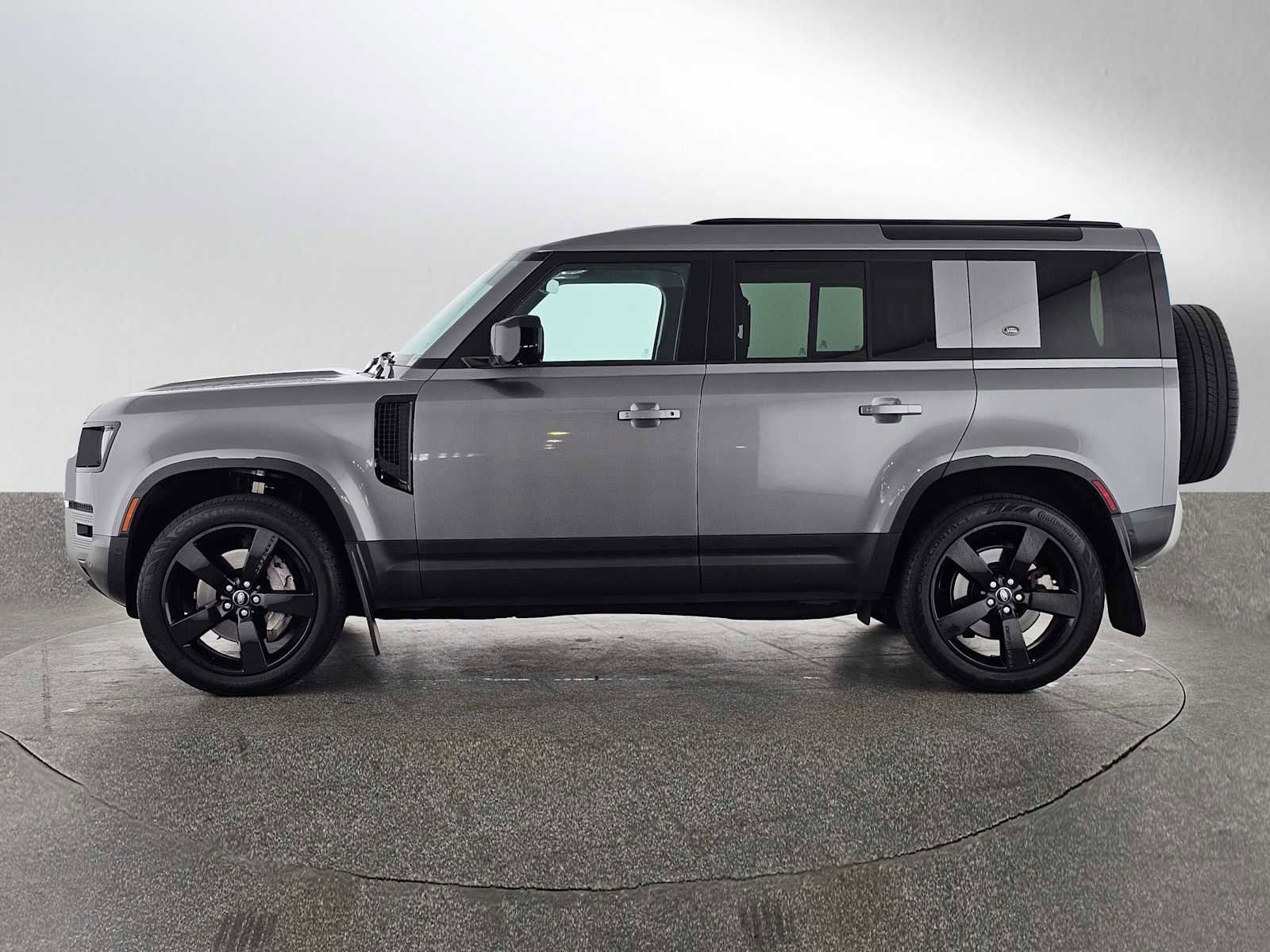 Used 2023 Land Rover Defender 110 SE image 2