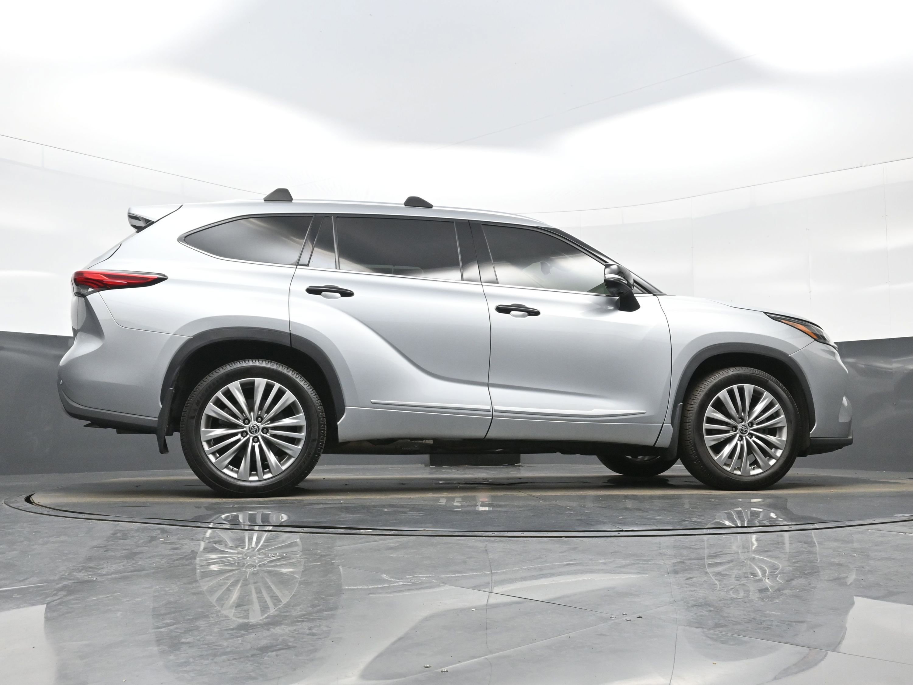 Used 2021 Toyota Highlander Platinum AWD/4WD image 34