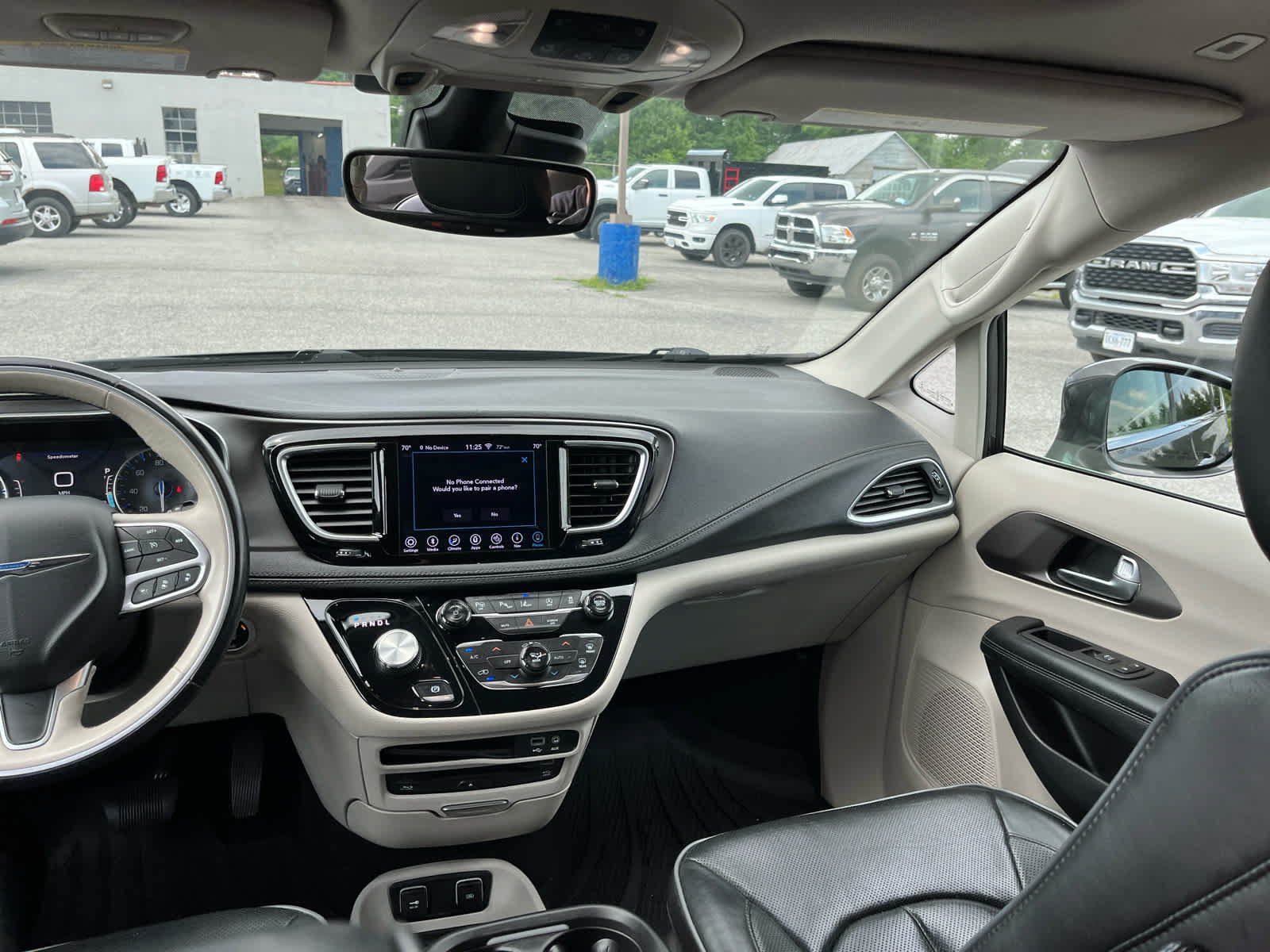 Used 2018 Chrysler Pacifica Limited w/ Tire & Wheel Group FWD image 24
