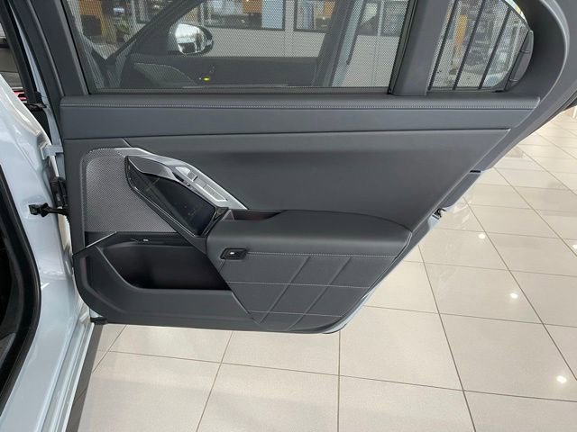 Used 2025 BMW 750e xDrive image 12