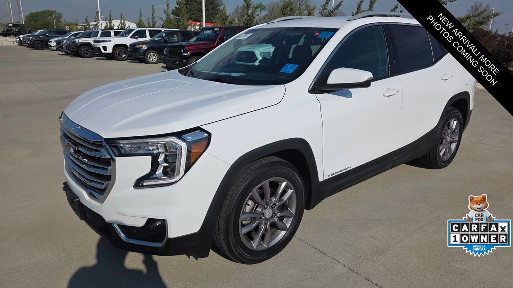 Used 2024 GMC Terrain SLT image 1