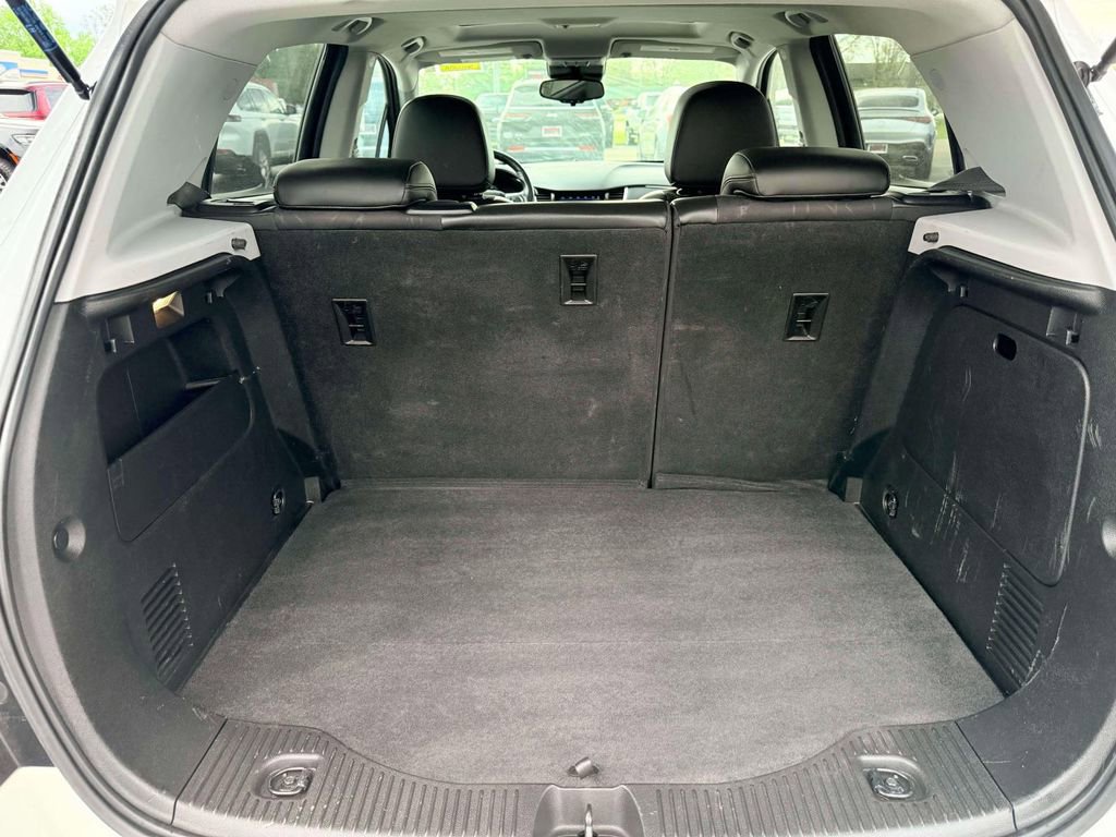 Used 2019 Chevrolet Trax LT w/ Sun & Sound Package FWD image 9