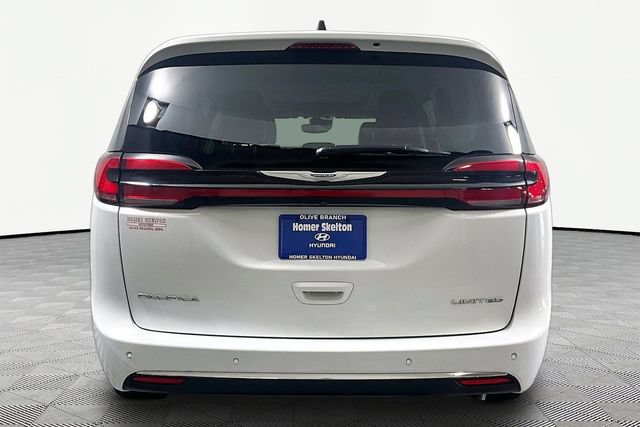 Used 2023 Chrysler Pacifica Limited FWD image 4
