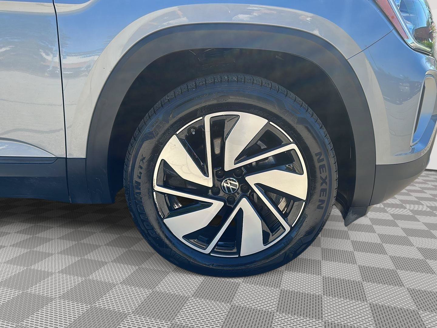 Used 2025 Volkswagen Atlas SE AWD/4WD image 12