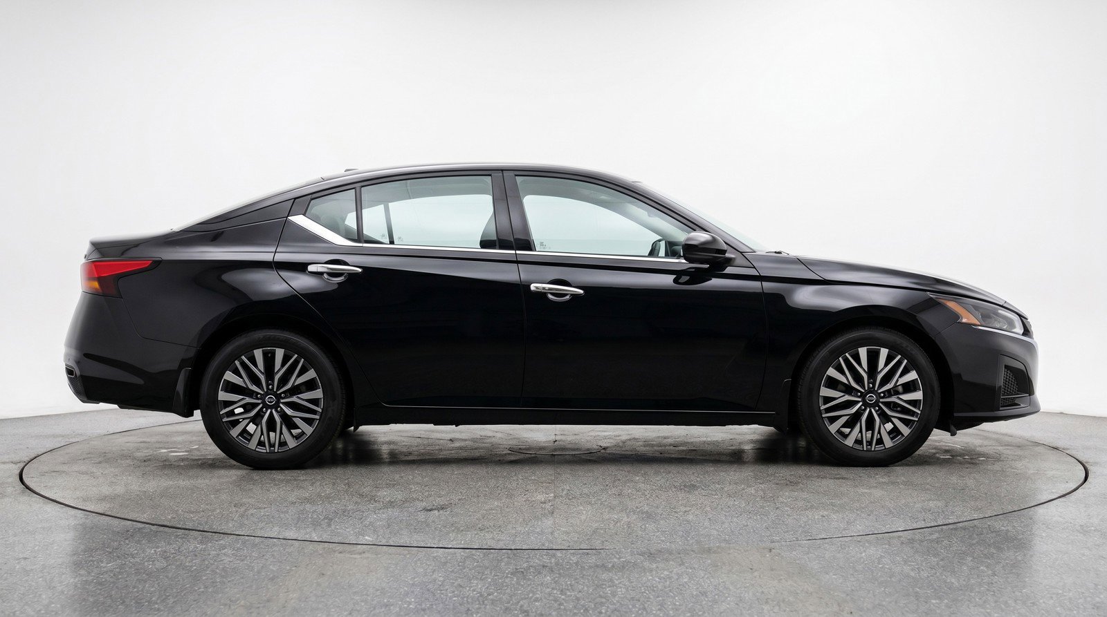Used 2025 Nissan Altima 2.5 SV FWD image 11