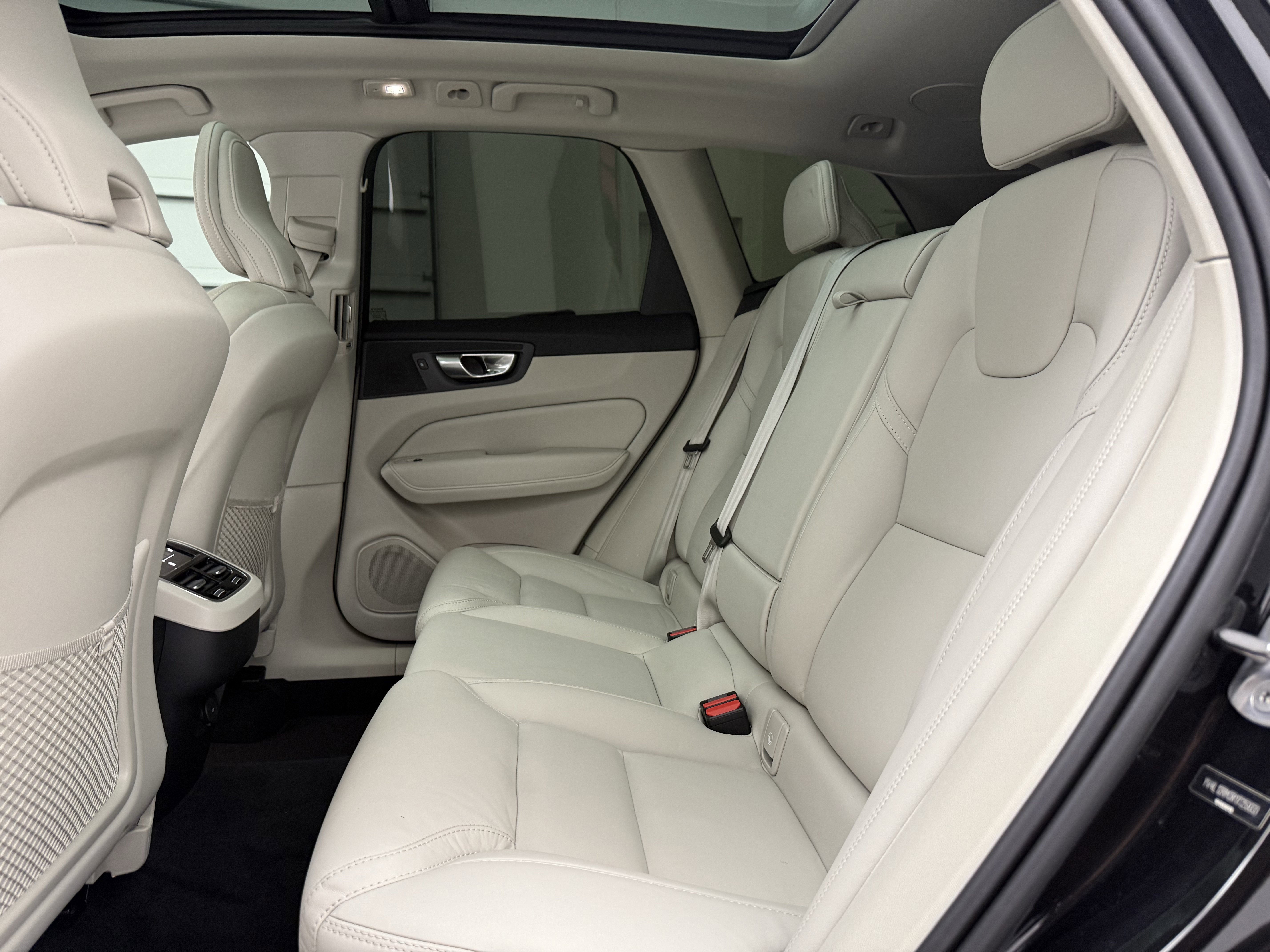 Used 2024 Volvo XC60 B5 Ultimate w/ Protection Package Premier image 23