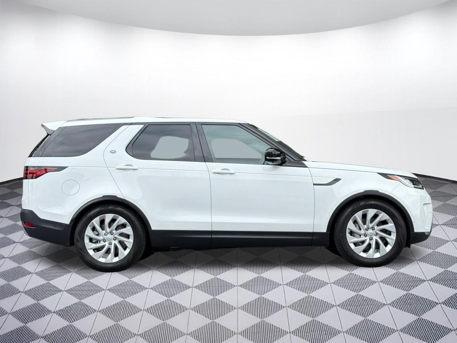 Certified 2025 Land Rover Discovery S AWD/4WD image 8
