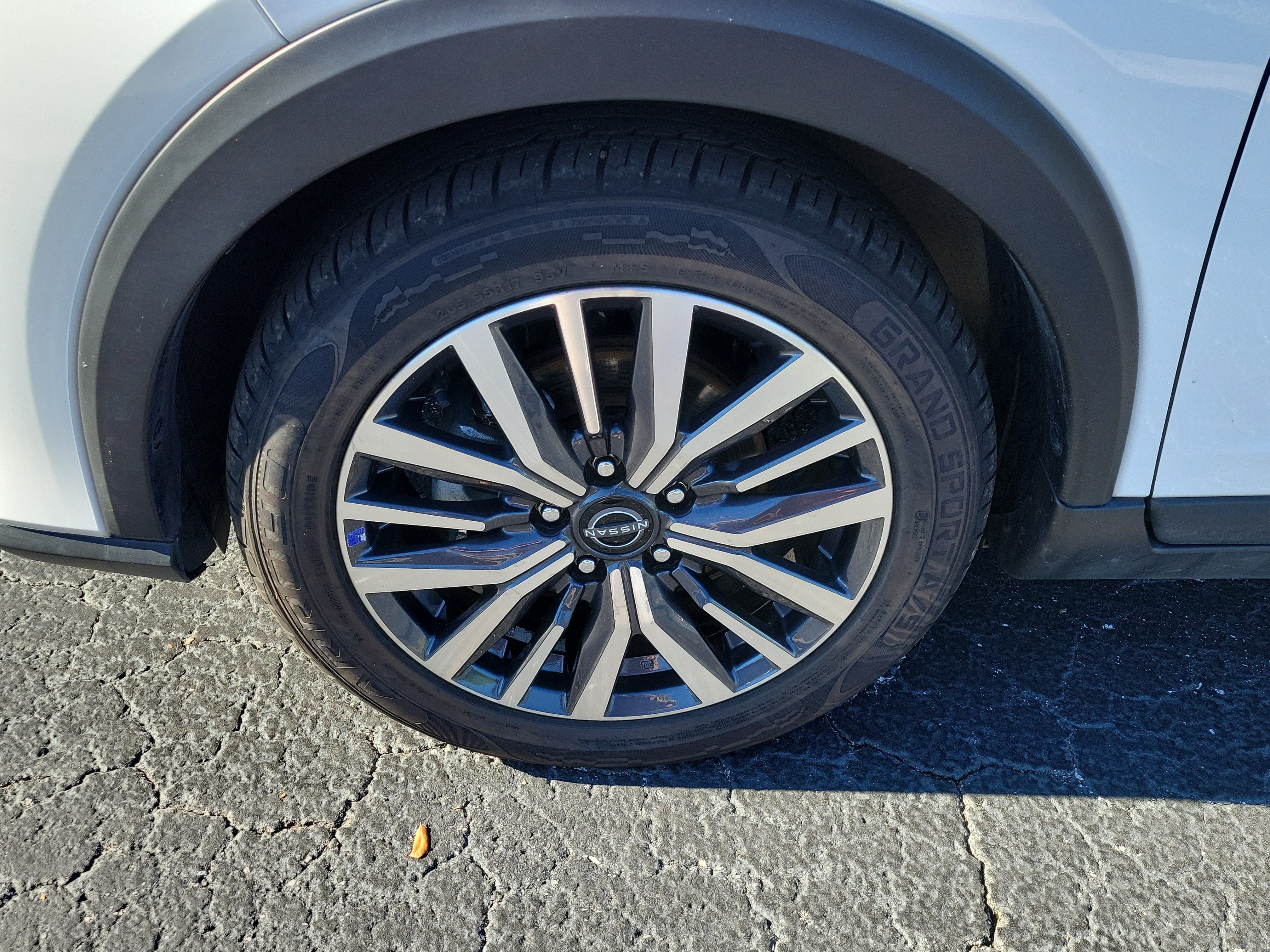 Certified 2024 Nissan Kicks SR FWD image 4