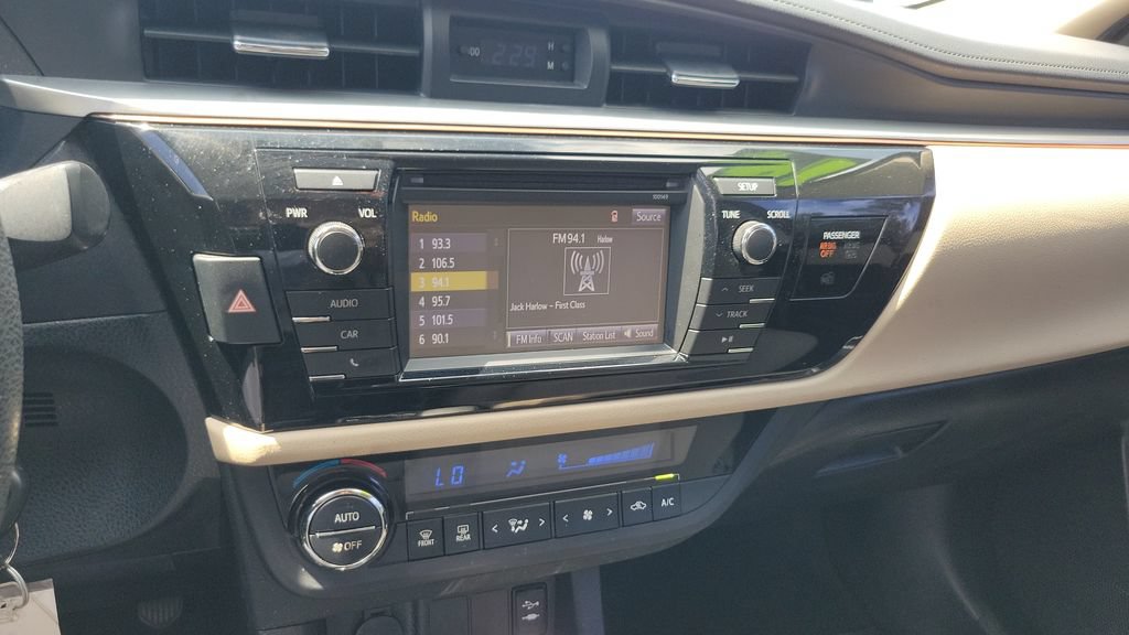 Used 2014 Toyota Corolla LE FWD image 14