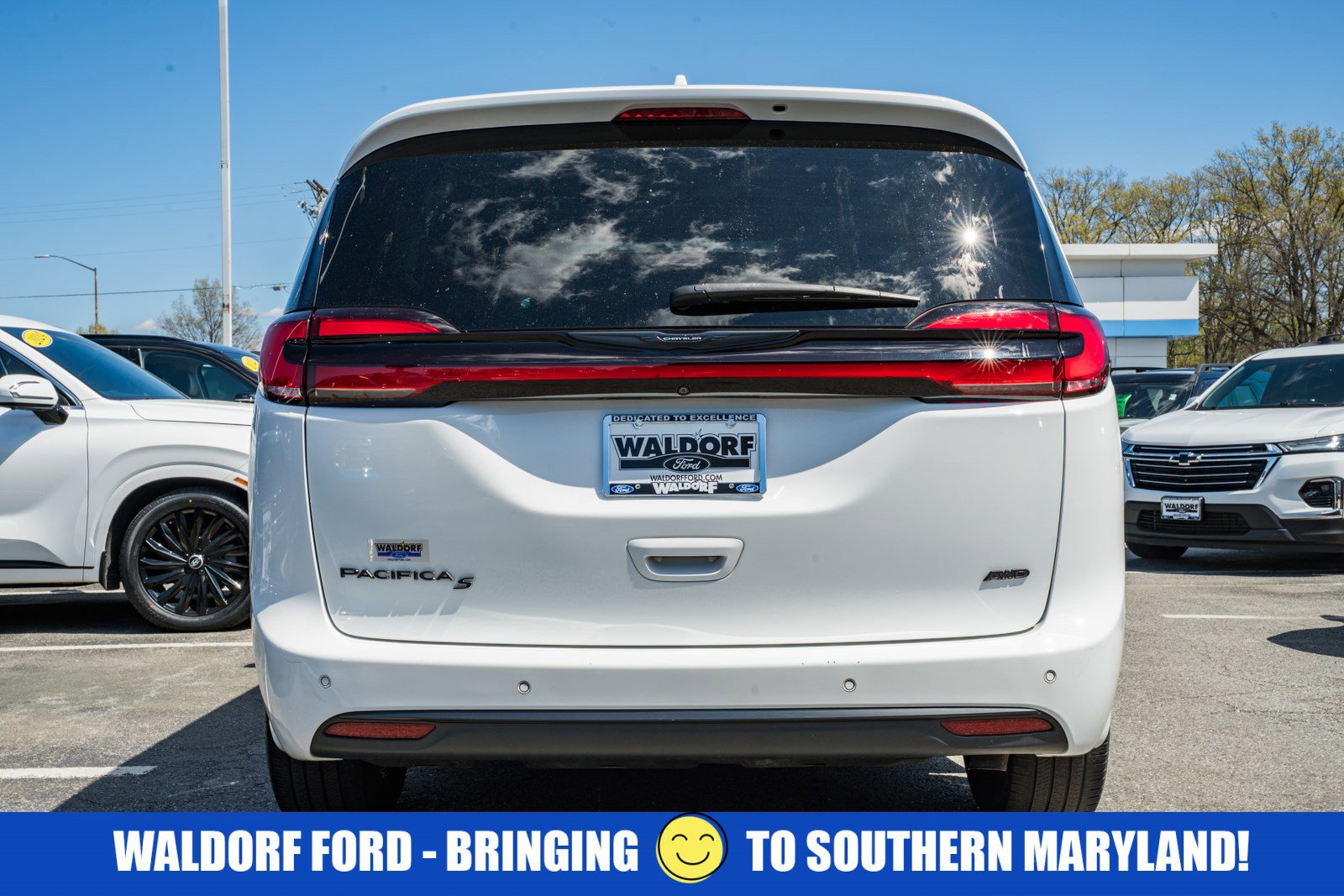 Used 2022 Chrysler Pacifica Touring-L w/ S Appearance Package AWD/4WD image 8