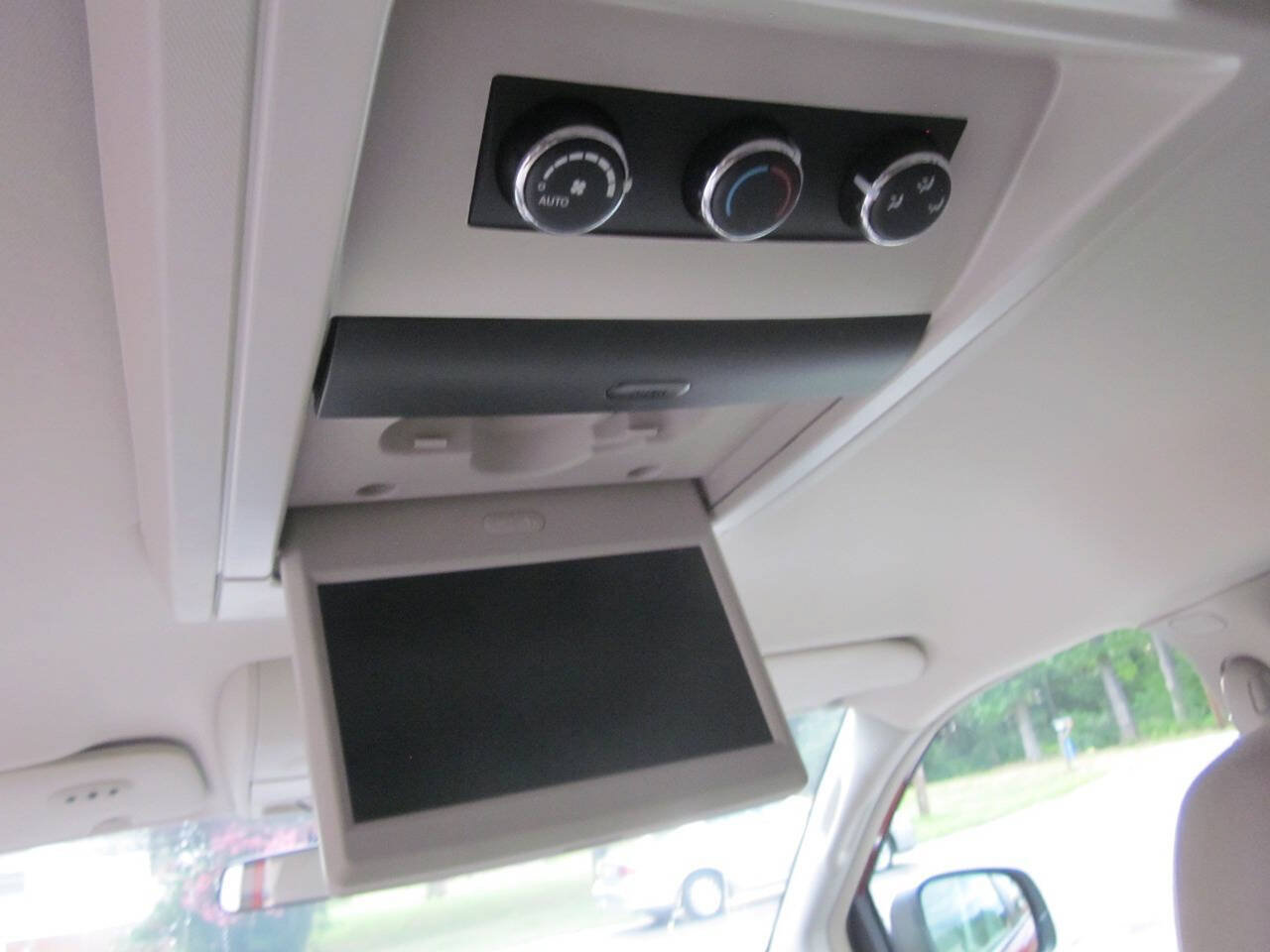Used 2011 Dodge Grand Caravan Crew w/ Entertainment Group 1 FWD image 14