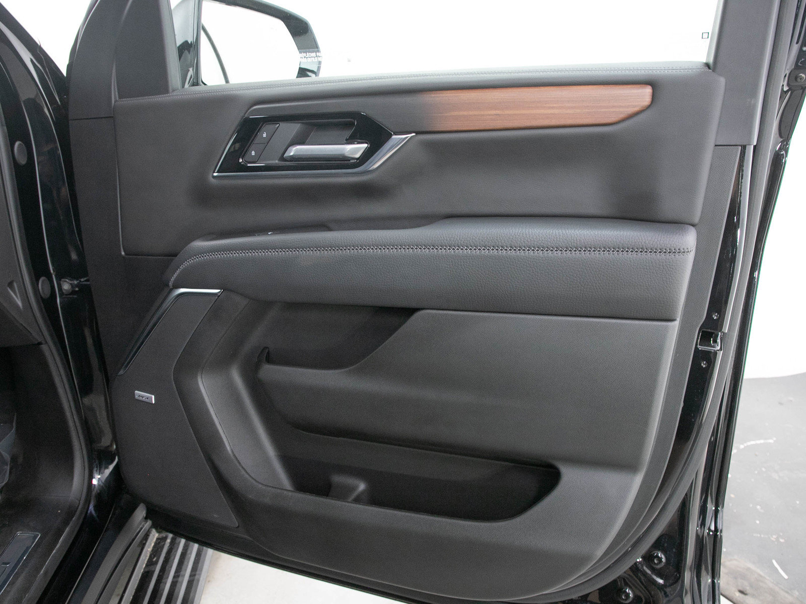Used 2025 GMC Yukon XL Denali w/ Sun & Power Step Package AWD/4WD image 12