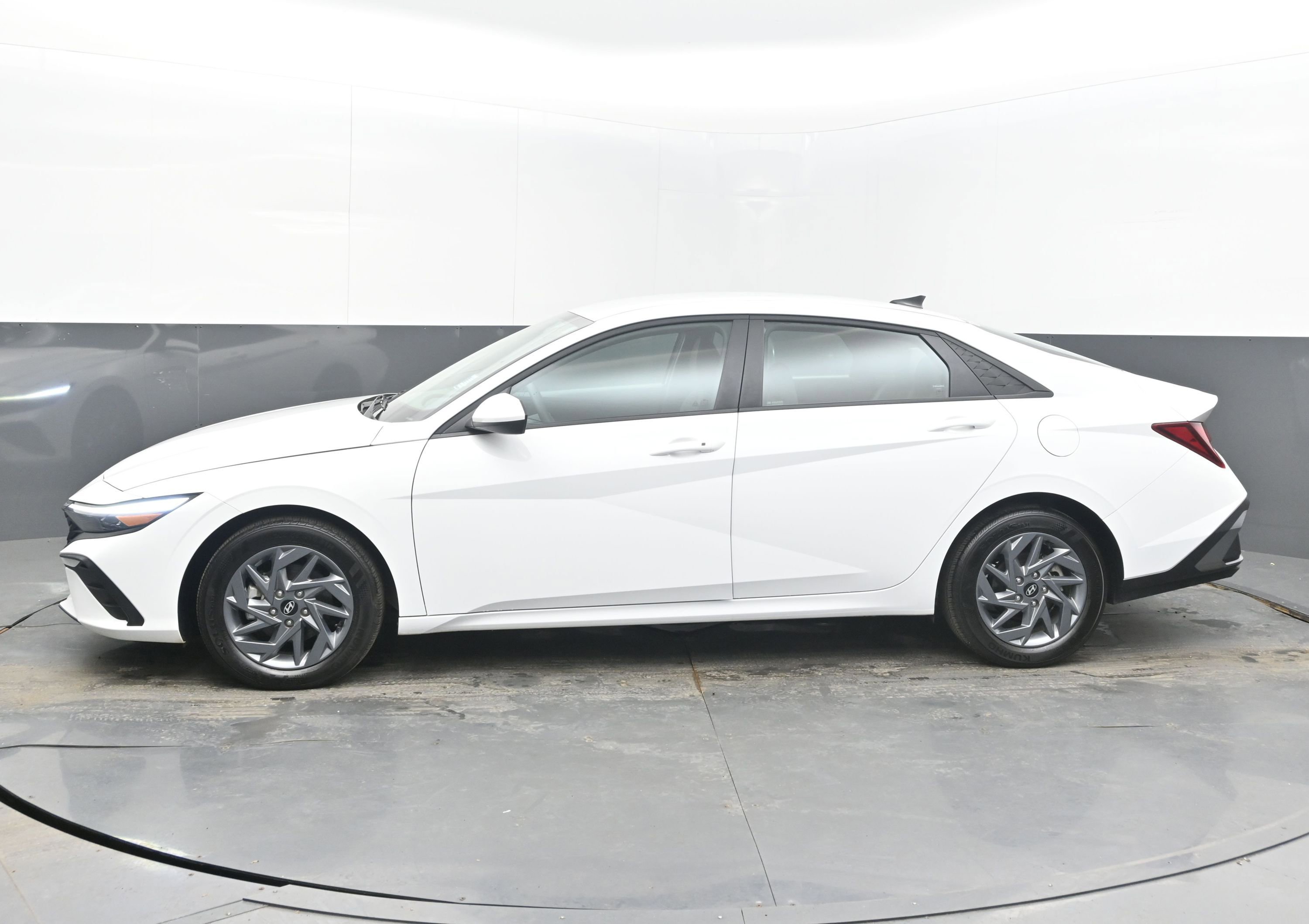 Used 2024 Hyundai Elantra SEL image 8