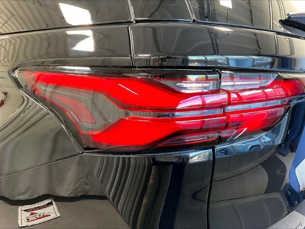 Used 2023 Chevrolet Traverse LT AWD/4WD image 34