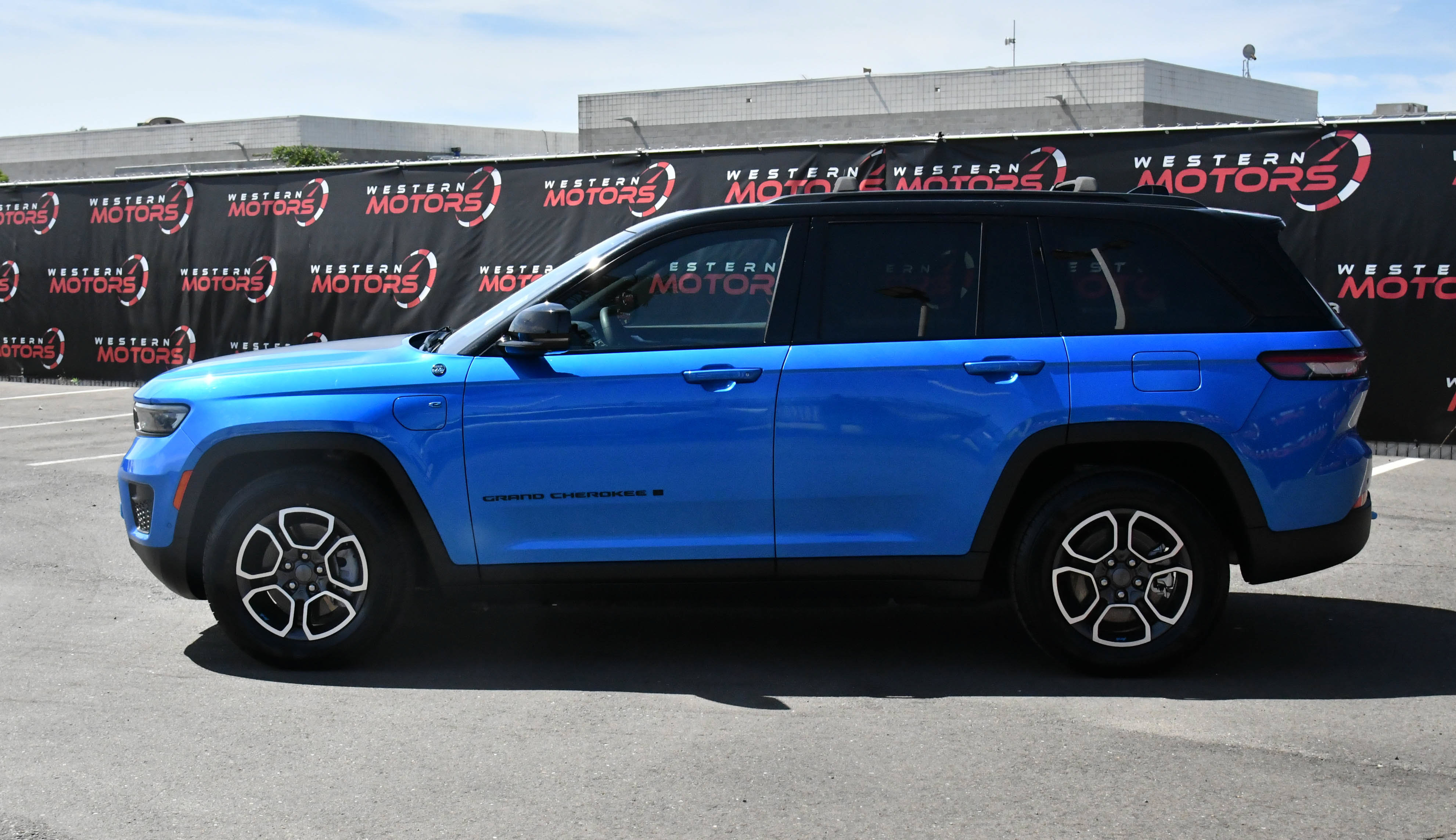 Used 2023 Jeep Grand Cherokee Trailhawk w/ Advanced Protech Group II AWD/4WD image 4