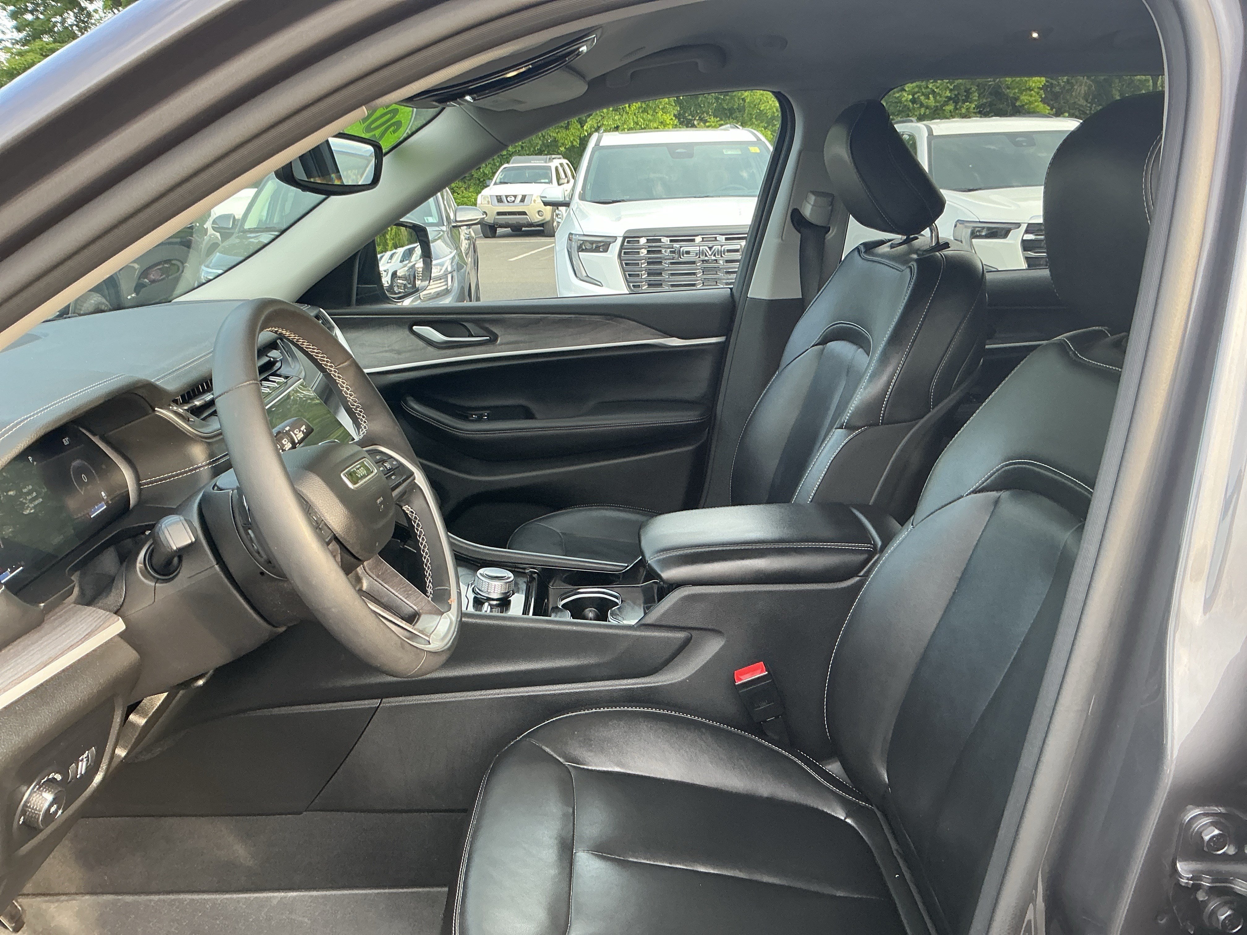 Used 2023 Jeep Grand Cherokee L Limited AWD/4WD image 15