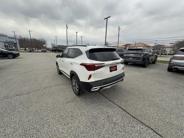 Used 2023 Kia Seltos SX w/ SX Sunroof Package AWD/4WD image 3
