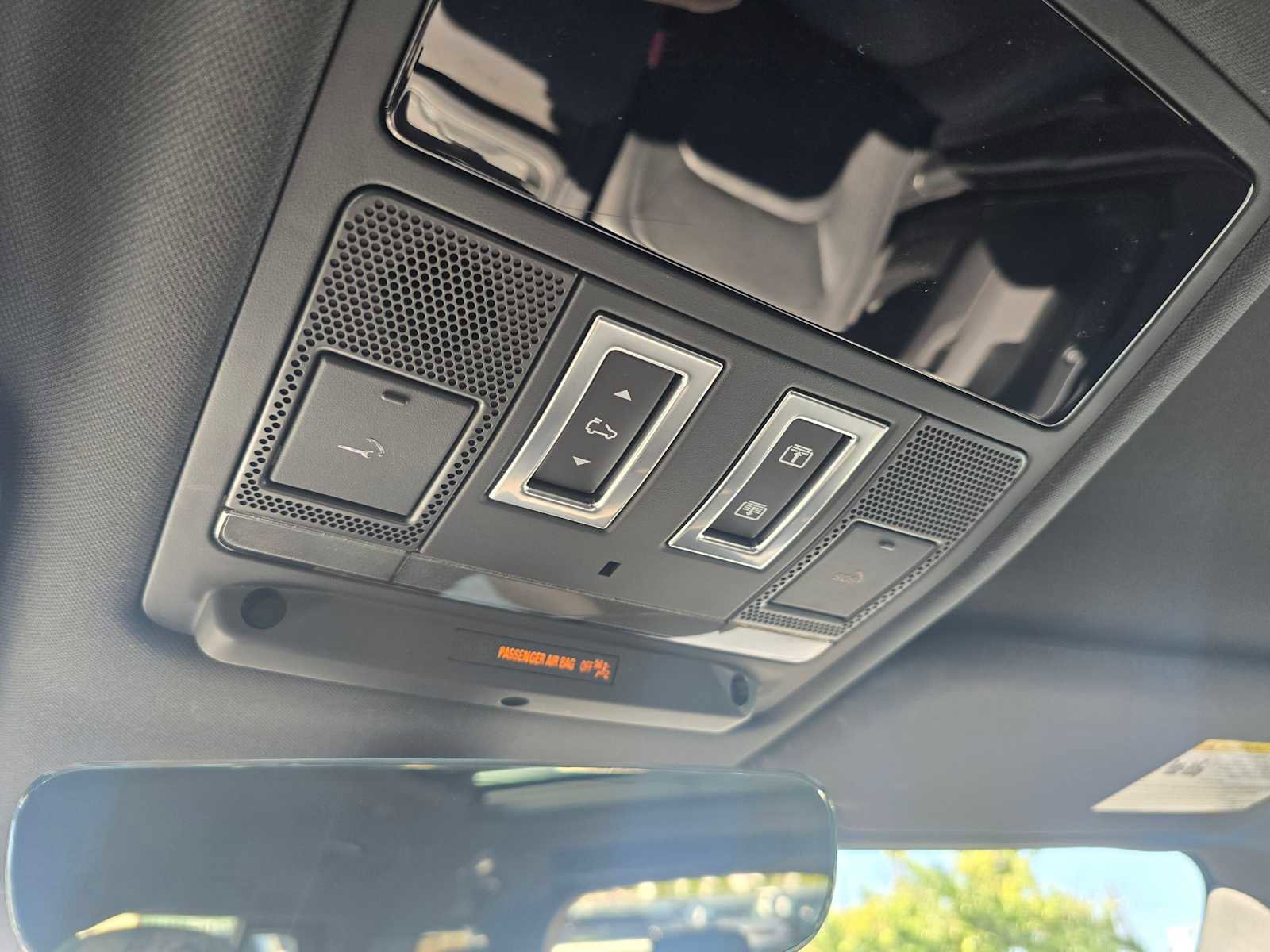 Used 2023 Land Rover Defender 130 SE image 34