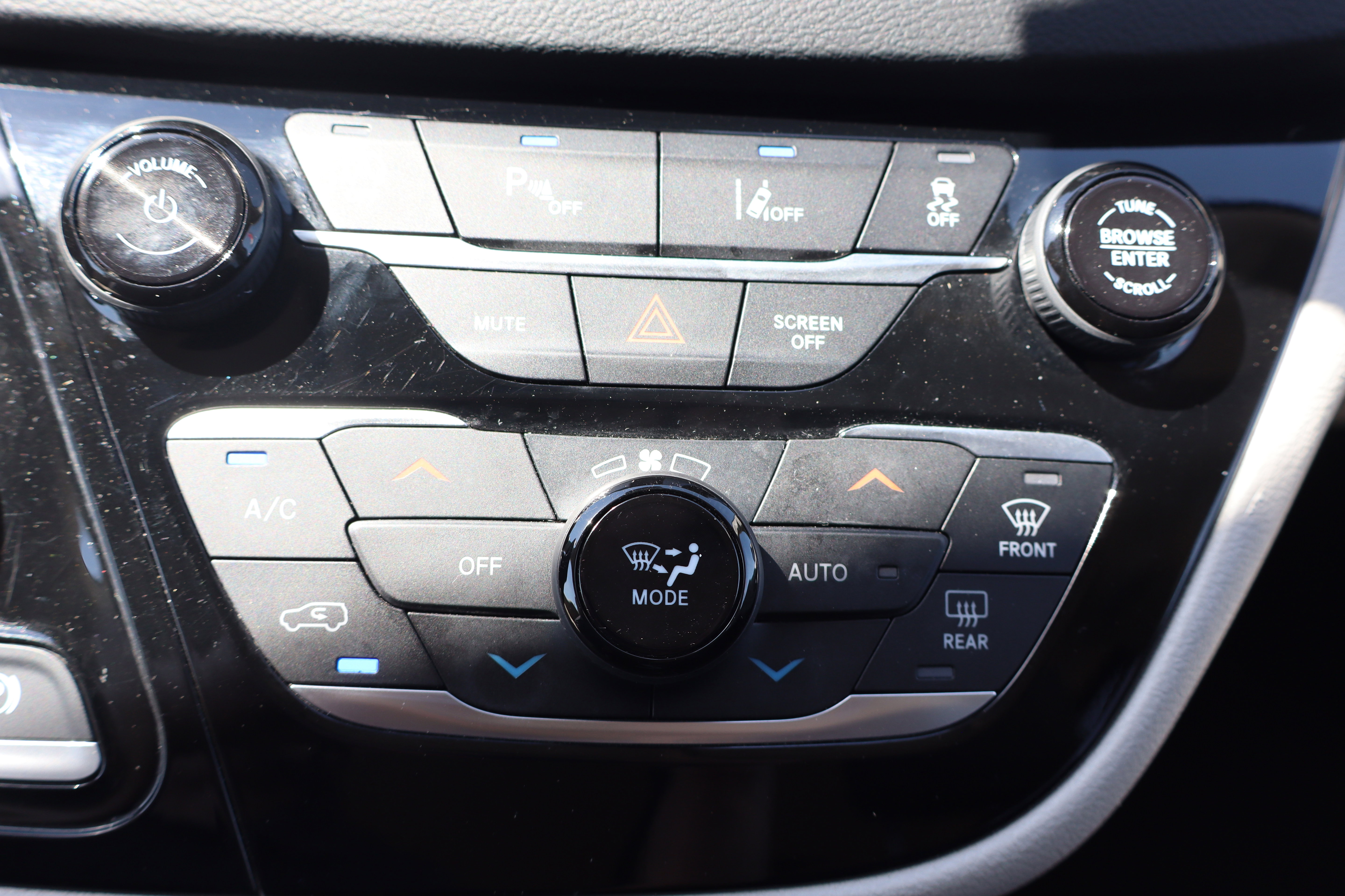 Used 2023 Chrysler Pacifica Touring-L FWD image 25