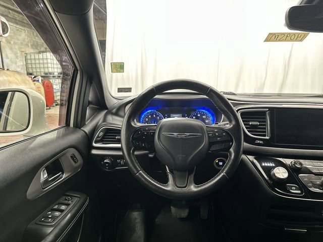 Used 2020 Chrysler Pacifica Touring-L image 16