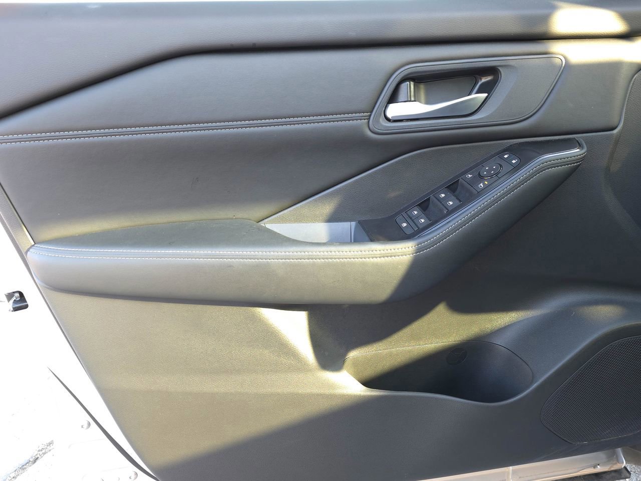 Used 2025 Nissan Rogue SV w/ SV Premium Package image 9