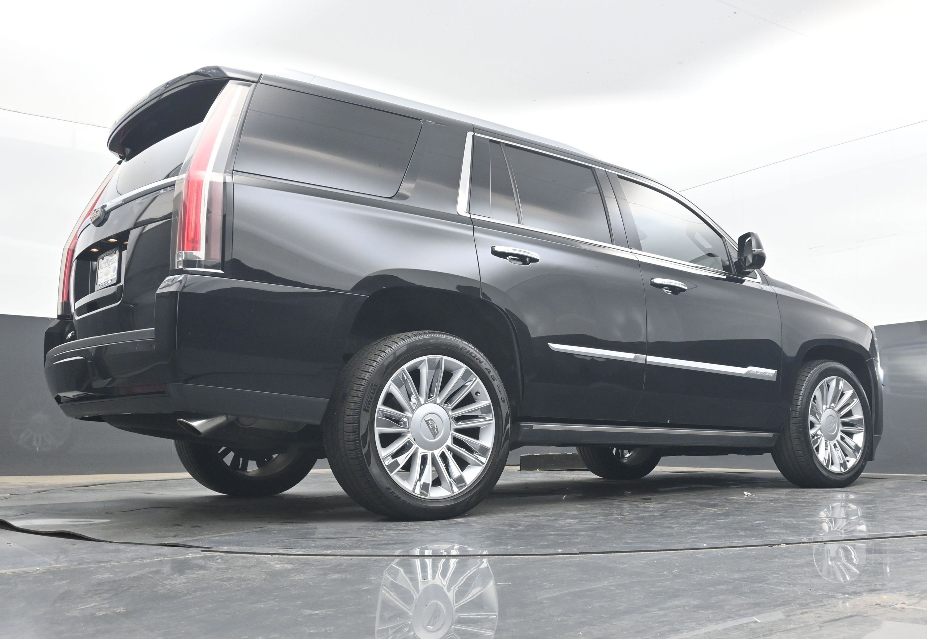 Used 2016 Cadillac Escalade Platinum AWD/4WD image 29