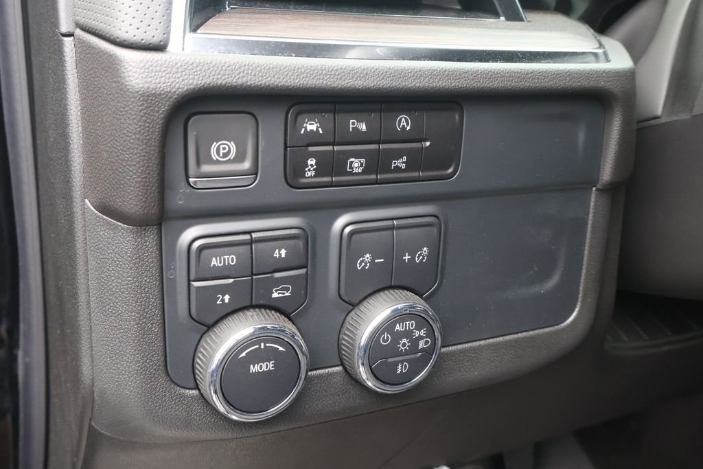 Used 2025 Chevrolet Suburban Premier AWD/4WD image 18