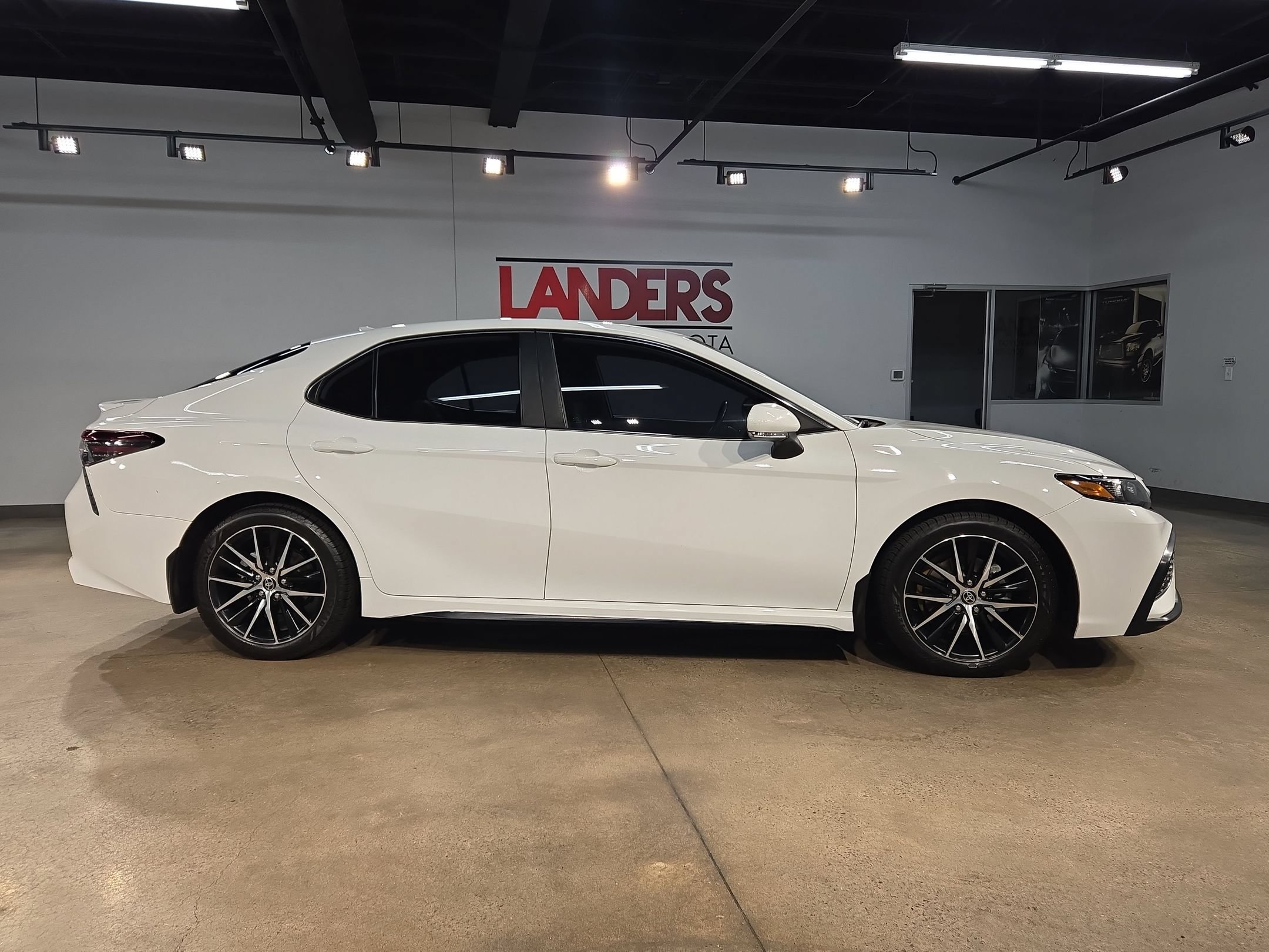 Used 2023 Toyota Camry SE FWD image 8
