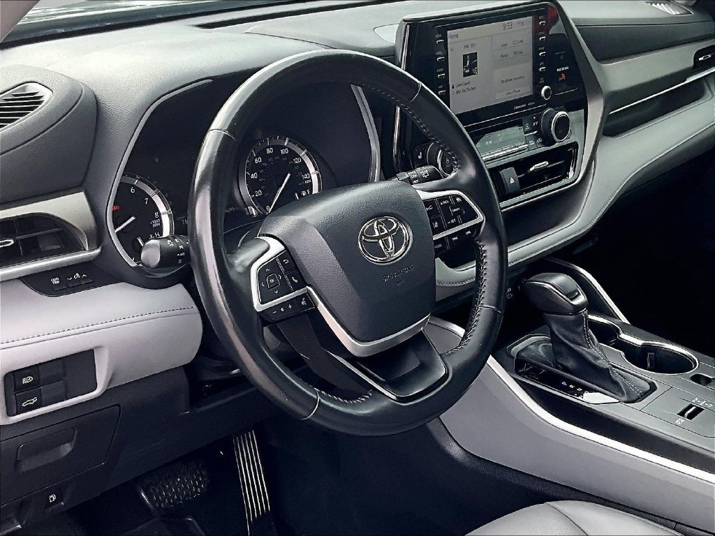 Used 2022 Toyota Highlander XLE FWD image 15