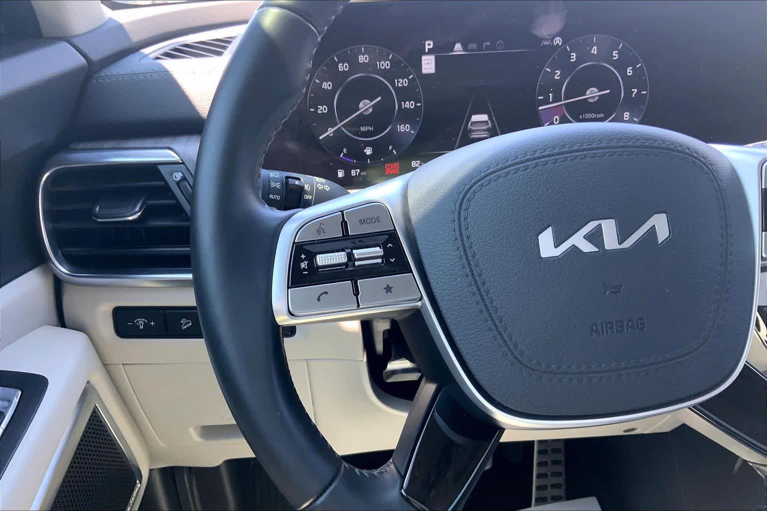 Used 2025 Kia Telluride SX w/ SX Captain's Chair Package FWD image 24