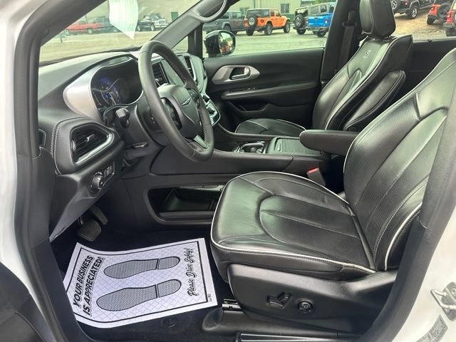 Used 2025 Chrysler Pacifica Limited FWD image 21