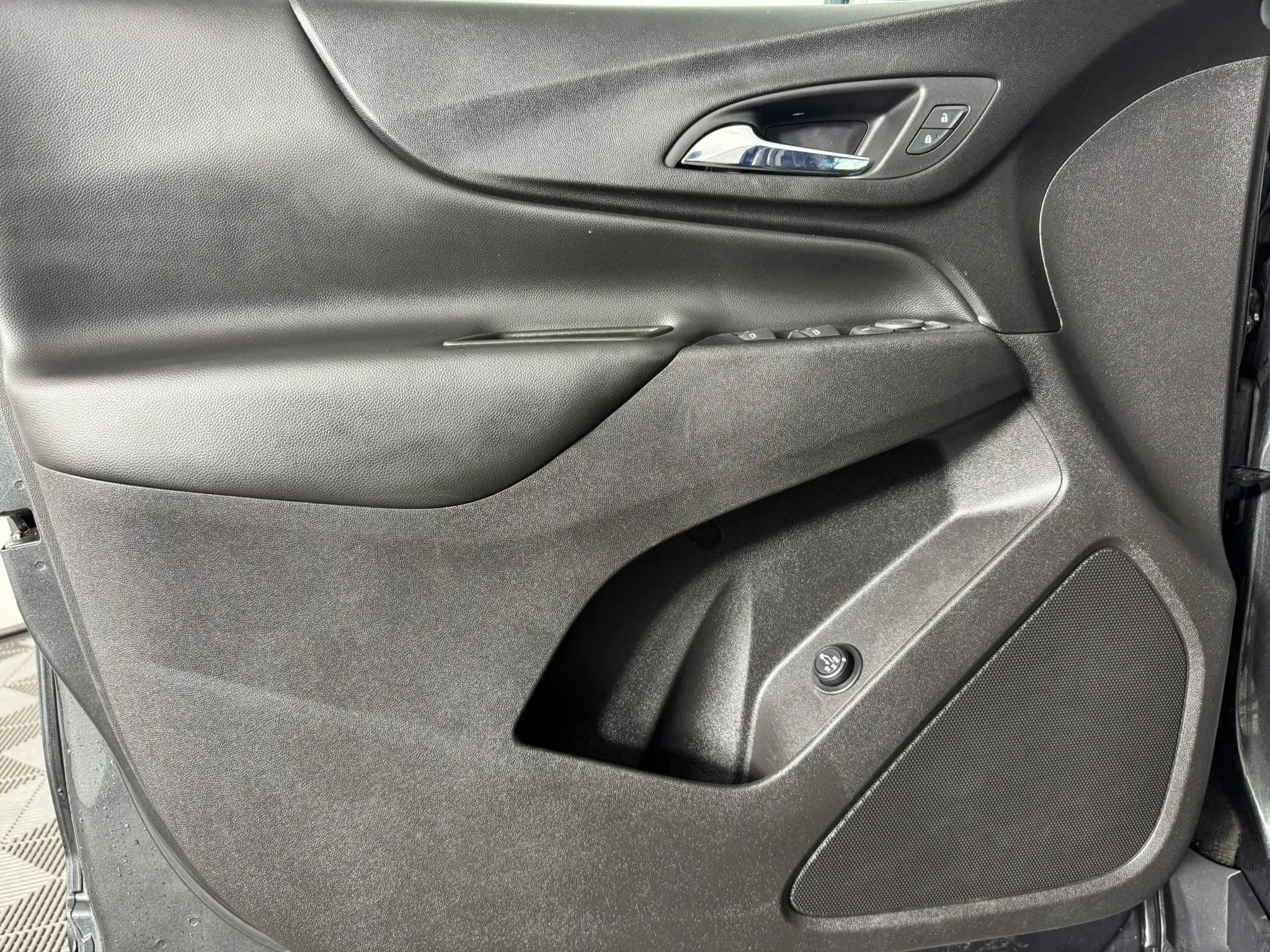 Used 2020 Chevrolet Equinox LT w/ Driver Convenience Package FWD image 39