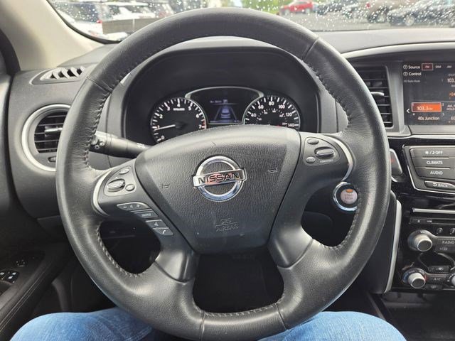 Used 2017 Nissan Pathfinder SV image 3