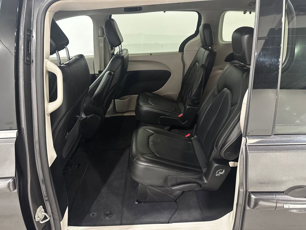 Used 2020 Chrysler Pacifica Touring-L FWD image 19