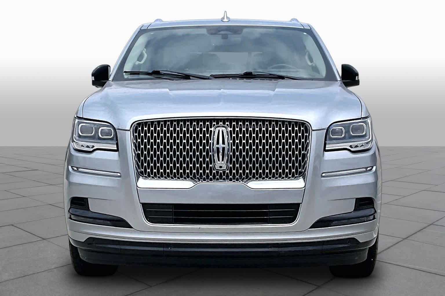 Used 2023 Lincoln Navigator Reserve RWD image 4